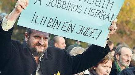 Solidaritätsbekundung. Vor dem Parlament in Budapest demonstriert ein Mann gegen die antisemitischen Äußerungen des Abgeordneten Marton Gyöngyösi.