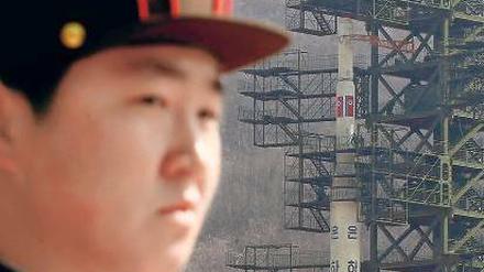 Wachestehen vorm Prestige-Objekt. Ein Soldat in einer Raketenanlage in Nordkorea, aufgenommen bei einer der wenigen erlaubten Journalistenbesuche. Foto: Bobby Yip/rtr