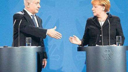 Hand drauf. Bundeskanzlerin Angela Merkel und Israels Premierminister Benjamin Netanjahu bekräftigen bei ihrer Pressekonferenz am Donnerstag die tiefe Verbundenheit zwischen beiden Ländern.