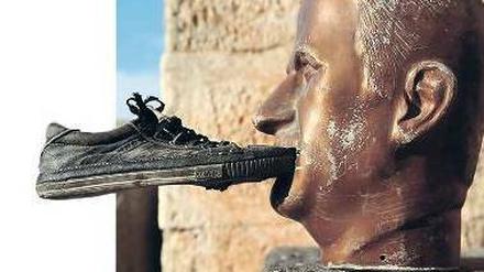 Zeichen der Verachtung. Syrische Regimegegner haben eine Statue des früheren Präsidenten Hafiz al Assad in der Provinz Idlib mit einem Schuh versehen.
