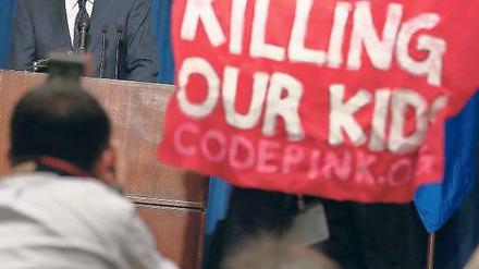 Protest. Eine Aktivistin der Friedensinitiative „Code Pink“ verschafft sich Aufmerksamkeit bei der Ansprache von Wayne LaPierre von der „National Rifle Association“. Foto: AFP