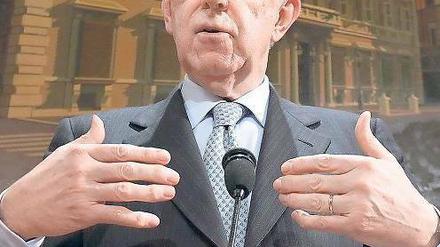 Auf Umwegen. Mario Monti behält sein Senatorenmandat. Italiens Wahlgesetz erlaubt es ihm, dass er sich nicht selbst um die Gunst der Wähler bewerben muss.Foto: Giuseppe Lami/dpa