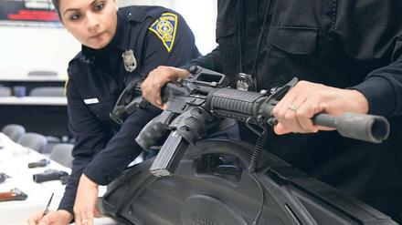 Polizisten in New Haven untersuchen ein Sturmgewehr. 