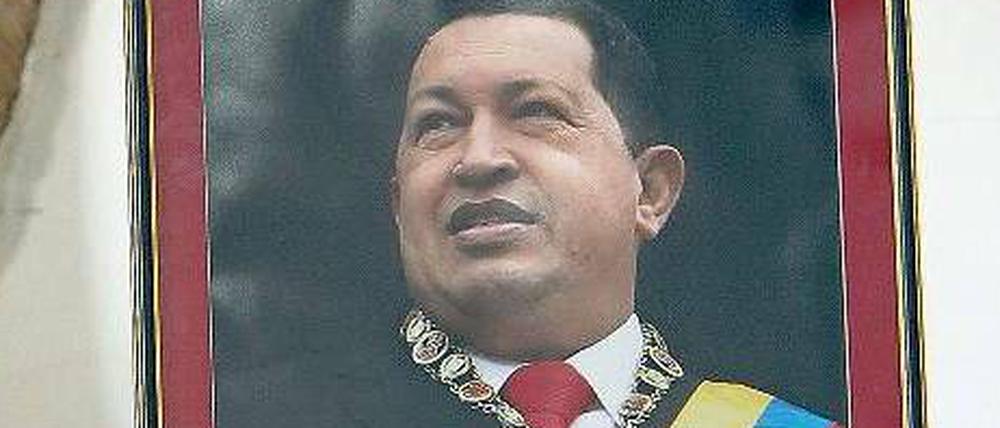 Gebete für den ewigen Präsidenten. Bei einem Gottesdienst hält ein Mann ein Chavez-Bild in die Höhe. Für Donnerstag sind Solidaritätskundgebungen geplant.