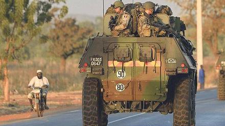 Riskanter Einsatz. Französische Soldaten werden mit einem gepanzerten Fahrzeug von der malischen Hauptstadt Bamako in den Norden des Landes verlegt.