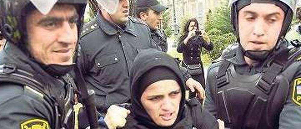 Festnahme bei der Kundgebung in Baku, die sich auch gegen Polizeigewalt richtete. 