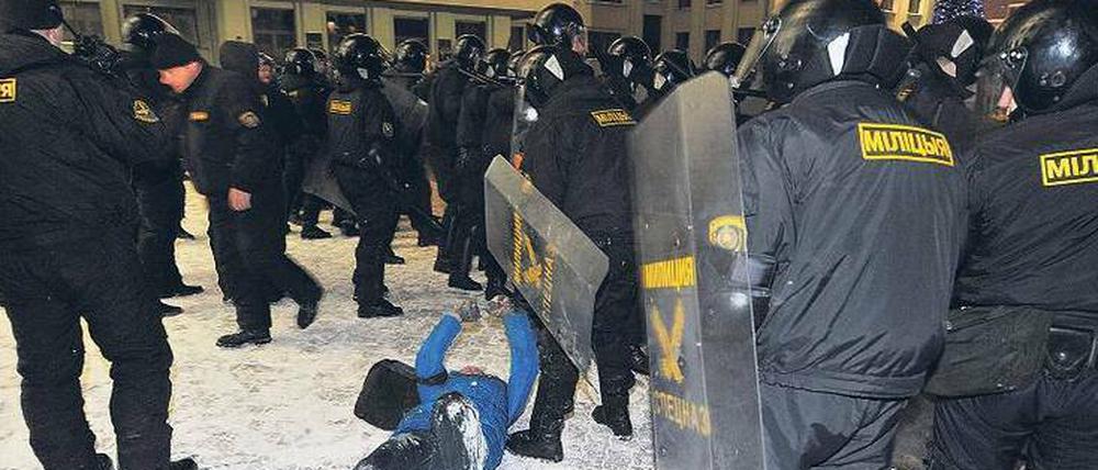 Minsk, 20. Dezember 2010. Die Miliz geht nach der Präsidentenwahl gewaltsam gegen Demonstranten vor, die gegen Fälschungen protestieren. 