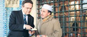Informationsreise. Innenminister Hans-Peter Friedrich (links) im Gespräch mit dem Imam Ismail Karakelle bei einem Besuch der Rüstem-Pascha-Moschee in Istanbul.