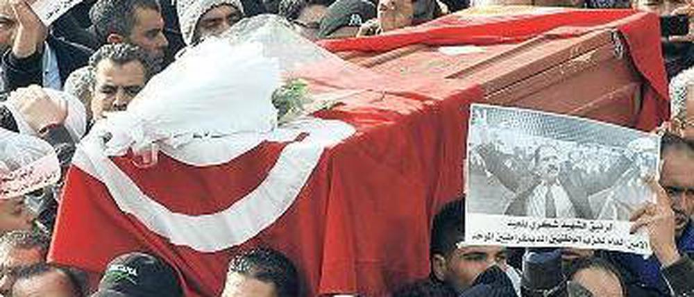 Letztes Geleit. Bei der Beerdigung des getöteten Oppositionsführers Chokri Belaid in Tunis wollten Tausende dabei sein. Foto: Fethi Belaid/AFP