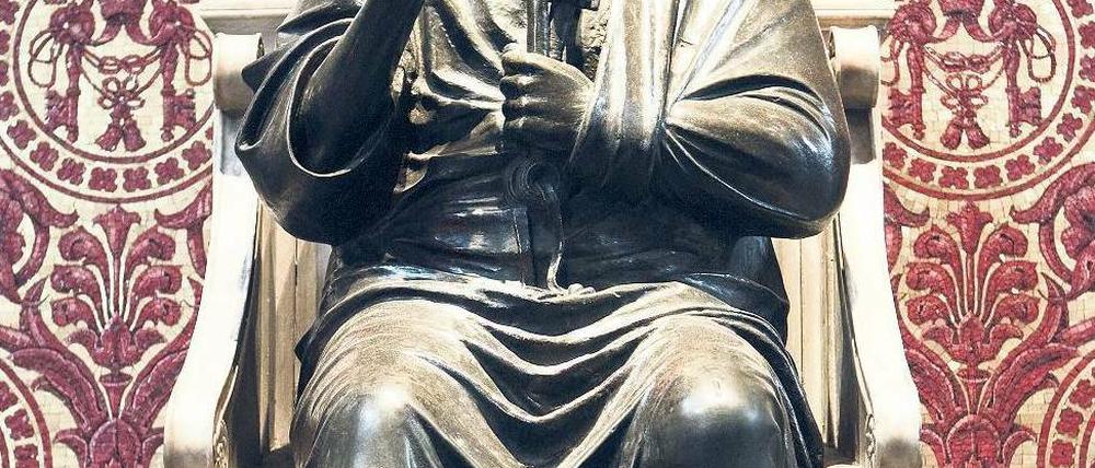 Petrus, der Fels: Die Bronzestatue vom ersten Bischof Roms im Petersdom. Foto: imago