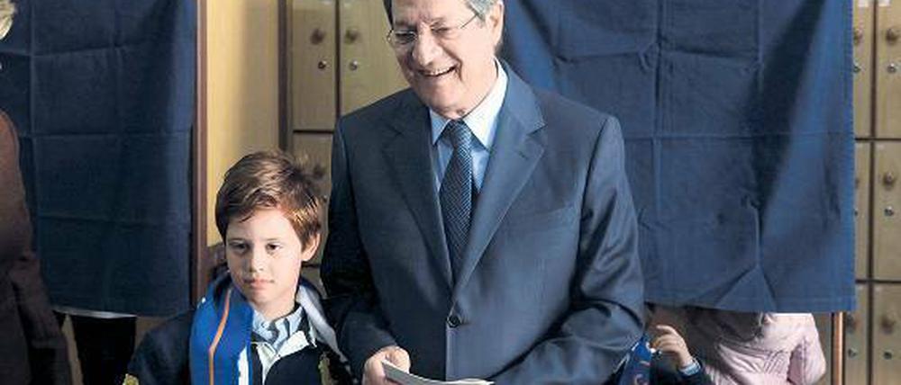 Nikos Anastasiades, Chef der konservativen Partei Disy, erschien bei der Stimmabgabe mit seinem Enkel.