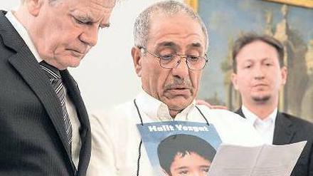 Die Trauer des Vaters. Ismail Yozgat zeigt Gauck Bilder seines Sohnes. 