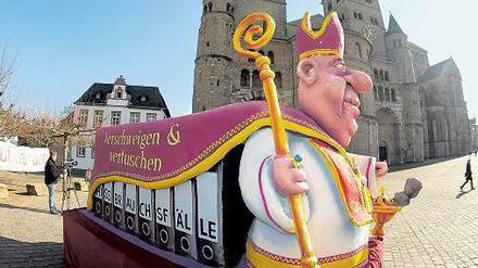 Mit einem Karnevalswagen warb das kirchenkritische Aktionsbündnis „Schafsbrief“ vor dem Dom in Trier für die lückenlose Aufklärung des Missbrauchsskandals. Foto: dpa