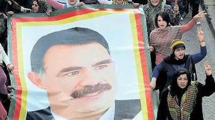 Mit erhobener Faust: Hunderte kurdische Anhänger von Abdullah Öcalan protestieren im libanesischen Beirut gegen die Inhaftierung des PKK-Chefs und die „Willkür“ der Türkei. Foto: dpa