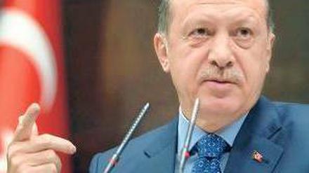 Ankaras Premier Erdogan fordert die Abschaffung der deutschen Sprachprüfungen für Türken. 