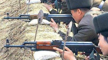 Im Visier. Soldaten der koreanischen Volksarmee nehmen bei der Ausbildung an unbekanntem Ort ihre Gewehre in Anschlag.