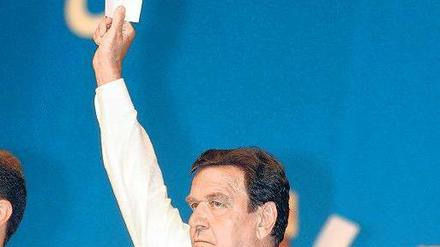 Seine Agenda: Der damalige Kanzler Gerhard Schröder hatte vor zehn Jahren das Reformpaket durchgesetzt. Seine Partei bezahlte einen hohen Preis dafür. Foto: Stephanie Pilick/dpa