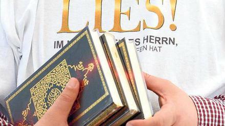 Auch mit Büchern aktiv. Salafisten verteilen immer wieder kostenlose Exemplare des Koran. 