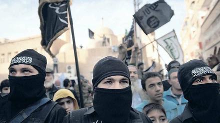 Mit Macht. Islamistische Kämpfer demonstrieren in einer syrischen Stadt. In einigen „befreiten Gebieten“ haben die Gotteskrieger bereits die Scharia eingeführt. Foto: Zac Baillie/AFP