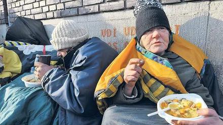 An Bedürftige verteilen Bremens „Suppenengel“ viermal in der Woche Heißes.