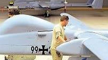 Aufklärung. Ein Bundeswehrsoldat in Afghanistan wartet eine Heron-1-Drohne. Foto: dpa
