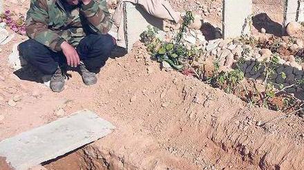 Ein Kämpfer der Freien Syrischen Armee trauert um einen Kameraden. Foto: rtr