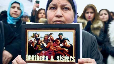 Was zählt? In der Heimat von Yunus’ Vorfahren fordern diese Frauen, dass das Pflegekind aus seinem Geburtsland Holland in die Türkei gebracht wird. Foto: AFP