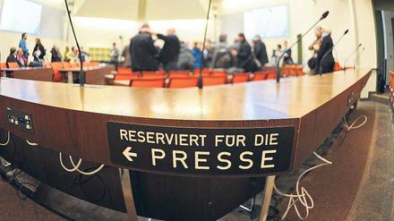 Blick in den Münchener Gerichtssaal. Seit Wochen wird darüber gestritten, wer dem Prozess gegen rechtsradikale Angeklagte folgen darf. Foto: Andreas Gebert/dpa