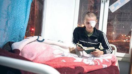 Notdürftig konnte einem jungen Mann geholfen werden – auch wenn es an wichtigen Medikamenten mangelt. Er hat bei einem Bombenangriff in Aleppo nicht nur ein Auge verloren, sondern auch drei seiner Brüder. 