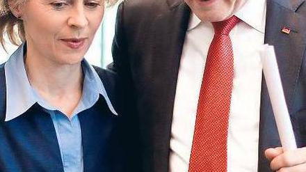 Zu nett? Arbeitsministerin Leyen hat ihren Fraktionschef Kauder vor der Frauenquoten-Abstimmung an diesem Donnerstag im Bundestag schlecht aussehen lassen.Foto: Kay Nietfeld/dpa
