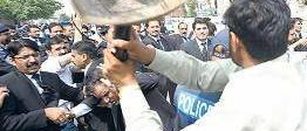 Verhärtete Fronten: Im pakistanischen Rawalpindi kam es zu Ausschreitungen zwischen Musharraf-Anhängern und Anwälten, die gegen den ExMilitärmachthaber demonstrierten. Foto: dpa