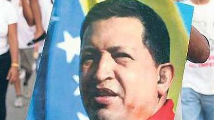 Einmal Held, immer Held: Der verstorbene Staatschef Chavez genießt bei seinen Anhängern großen Respekt. Nachfolger Maduro hat einen schweren Stand. Foto: Alejandro Ernesto/dpa