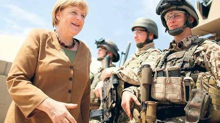Am Hindukusch. Angela Merkel sprach der Truppe am Freitag Mut zu. Foto: rtr