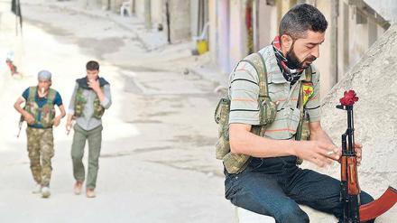 Wenn der Krieg skurrile Blüten treibt: In Syrien hat ein Rebellenkämpfer seine russische Kalaschnikow mit einer Blume geschmückt. Doch die ungewöhnliche Szene ändert nichts daran, dass der Bürgerkrieg mit unverminderter Härte weitergeführt wird. Auch der Diplomatie ist es bislang nicht gelungen, das Blutvergießen zu beenden.