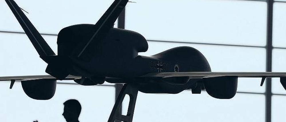 Am Boden. Das Projekt des „Euro Hawk“ hat eine Bruchlandung erlitten. Das Foto zeigt ein Modell der Drohne; es entstand im Oktober 2011, als das unbemannte Aufklärungssystem auf dem Luftwaffenstützpunkt im bayerischen Manching der Öffentlichkeit vorgestellt wurde. Foto: Christof Stache/AFP