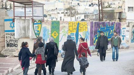 Wie kleine Trutzburgen. Rund 700 nationalistisch gesinnte israelische Siedler leben in Hebron – zum großen Teil hermetisch abgeschottet von ihrer Umgebung. Ihre Häuser werden rund um die Uhr bewacht. Foto: Menahem Kahane/AFP