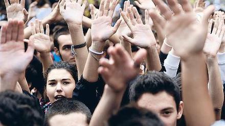 Massenbewegung. Gerade in Italien und Spanien finden viele junge Menschen keine Arbeit. Immer wieder gehen sie auf die Straße, um auf das Problem aufmerksam zu machen. 