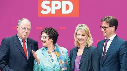 Jetzt auch mit Ost-Frau. Kanzlerkandidat Peer Steinbrück verpflichtet Brigitte Zypries, Manuela Schwesig und Florian Pronold (von links) neu für sein Kompetenzteam. Foto: dpa
