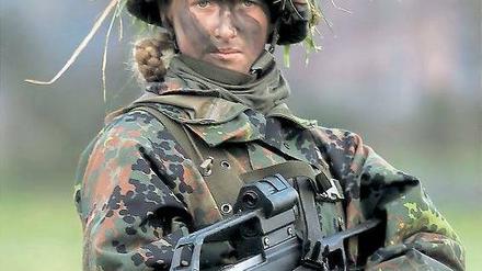 Verbesserungsfähig. Das Gewehr G36 ist die Standardwaffe für die Bundeswehr – aber es ist für Dauerfeuer gar nicht konzipiert. Foto: Reuters