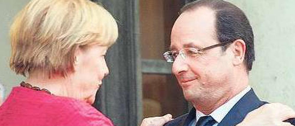 Annäherung. Angela Merkel und François Hollande bei ihrem Treffen in Paris. 