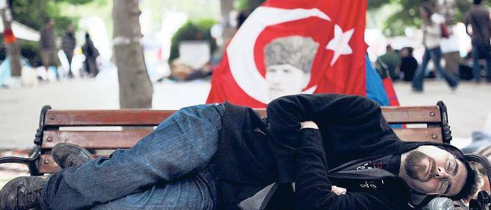 Parkschützer auf türkisch. Der junge Mann auf der Parkbank des Taksim-Platzes hat auch seine Erholungspause in die seit einer Woche umkämpfte Zone verlegt.