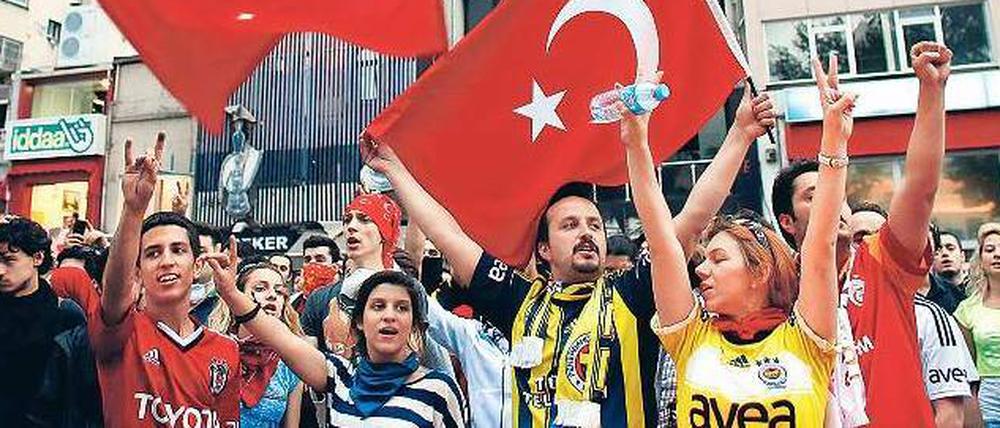 Fans der gegnerischen Istanbuler Fußballvereine Besiktas, Galatasaray und Fenerbahce haben sich zu Protesten gegen Ministerpräsident Erdogan zusammengetan. Das kommt nicht oft vor. 