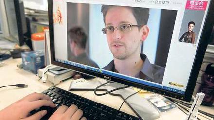 Er hat’s verraten. Ex-Geheimdienstmitarbeiter Edward Snowden, hier im Bild auf einer chinesischen Website, machte das Spionageprogramm öffentlich. Foto: Reuters