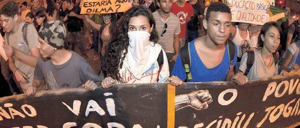 Wut der Jugend. Wie hier in Belo Horizonte protestieren im ganzen Land Zehntausende gegen soziale Missstände und die hohen Kosten der Fußball-WM. Foto: Douglas Magno/AFP