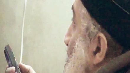 Osama bin Laden, hier auf einem im Mai 2011 von den USA freigegebenen Video, hielt sich im pakistanischen Abbottabad versteckt. Dort lebte der Chef von Al Qaida jahrelang unbehelligt. Foto: dpa