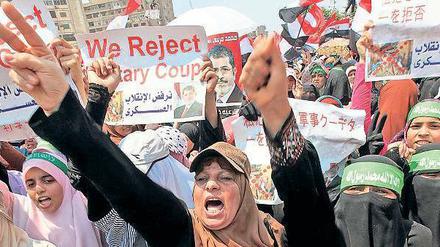 Laut und deutlich. Anhängerinnen der Muslimbrüder demonstrieren am Freitag in Kairo für eine Rückkehr Mohammed Mursis auf den Präsidentenstuhl. Foto: Mohammed Saber/dpa