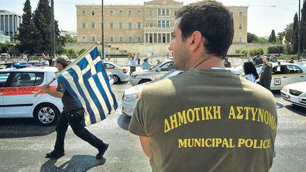 Im Einsatz für den Job. Hunderte von Polizisten demonstrieren mit Streifenwagen und Motorrädern vor dem Athener Parlament gegen ihre drohende Entlassung. 