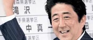 Das Lächeln des Siegers: Ministerpräsident Shinzo Abe nach der Abstimmung.