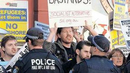 Ein bisschen Widerstand. Wenige Australier protestierten gegen die Regelung. Foto: AFP