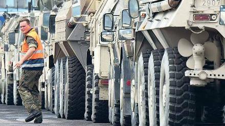 Zurück nach Hause. Die ersten 200 Fahrzeuge der Bundeswehr sollen Mitte August wieder in Emden eintreffen. Foto: dpa